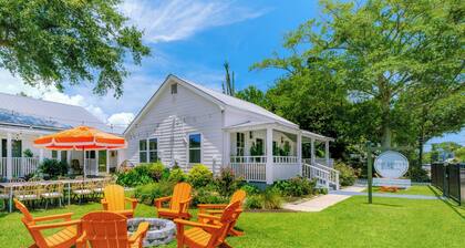 Walk to town,beach, fenced courtyard & firepit
