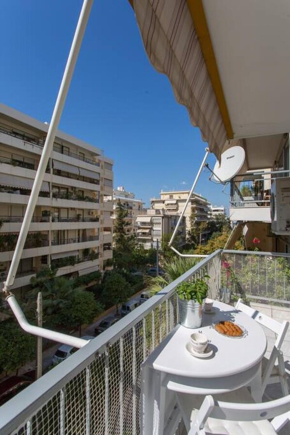 2 bedrooms - ONE Block From the sea Family House at Floisvos (Palaio Faliro)