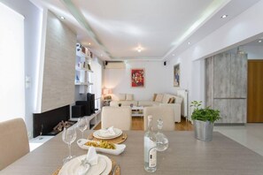 2 bedrooms - ONE Block From the sea Family House at Floisvos (Palaio Faliro)