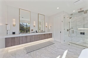 Hair dryer, towels, soap, toilet paper - Chic Austin Retreat / Lush Garden + Hot Tub (Austin)