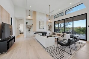 Smart TV, fireplace - Chic Austin Retreat / Lush Garden + Hot Tub (Austin)