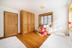 3 bedrooms, iron/ironing board, WiFi, bed sheets