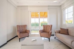 Standard-Villa, Balkon, Bergblick | Wohnbereich