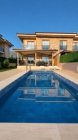 Vila standard, sacada, vista para a montanha | Ferros/tábuas de passar roupa, Wi-Fi de cortesia, roupa de cama