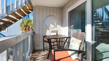 Bloc d'apartaments, diversos llits (Villas on the Gulf unit A1) | Servei de restauració a l'aire lliure