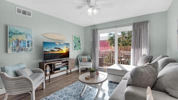 Condo, varias camas (Villas on the Gulf unit A1) | Área de sala de estar | Televisión