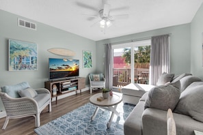 Apartment, Mehrere Betten (Villas on the Gulf unit A1) | Wohnbereich | Fernseher