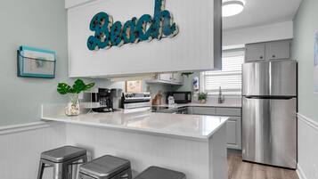 Condo, varias camas (Villas on the Gulf unit A1) | Cocina privada | Toallas de papel