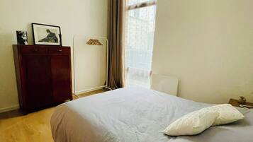 2 habitaciones, escritorio y tabla de planchar con plancha