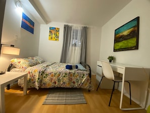 5 slaapkamers, een bureau, een strijkplank/strijkijzer, wifi