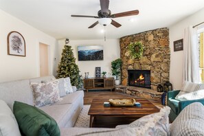 Smart TV, fireplace