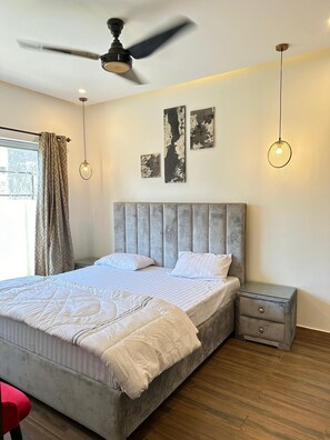 2 bedrooms, iron/ironing board, WiFi, bed sheets