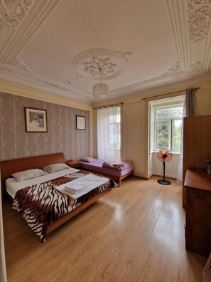 Basic Triple Room, Non Smoking, City View | Free WiFi, bed sheets - Alojamento Local Private Accommodation (Lisbon)