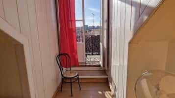 Habitación individual básica, balcón, vista a la ciudad | Wifi gratis y ropa de cama