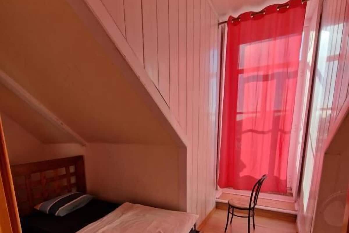Quarto solteiro básico, sacada, vista para a cidade | Wi-Fi de cortesia, roupa de cama