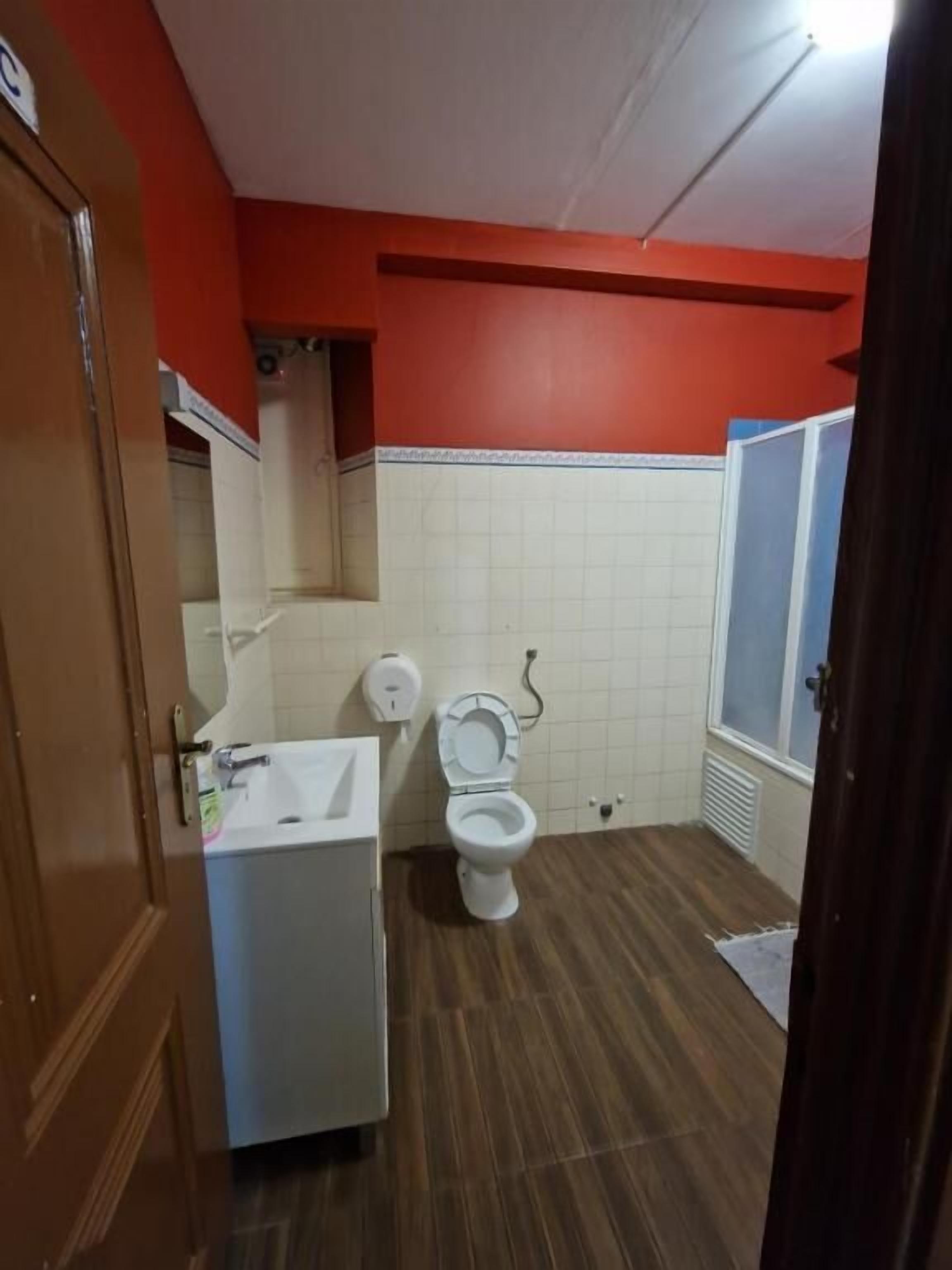 Ein Badezimmer mit Toilette, Waschbecken und Spiegel.
