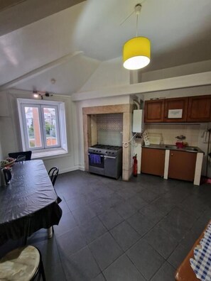 ベーシック シングルルーム バルコニー シティビュー | 共用キッチン | エスプレッソマシン、コーヒー / ティーメーカー、電気ポット