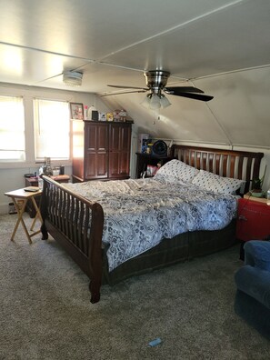 4 bedrooms, iron/ironing board, free WiFi, bed sheets - Spacious 4-bedroom house in Garfield Hts w/ workout room, wifi, patio, (Garfield Heights)