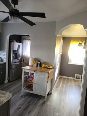 冷蔵庫、電子レンジ、オーブン、コンロ