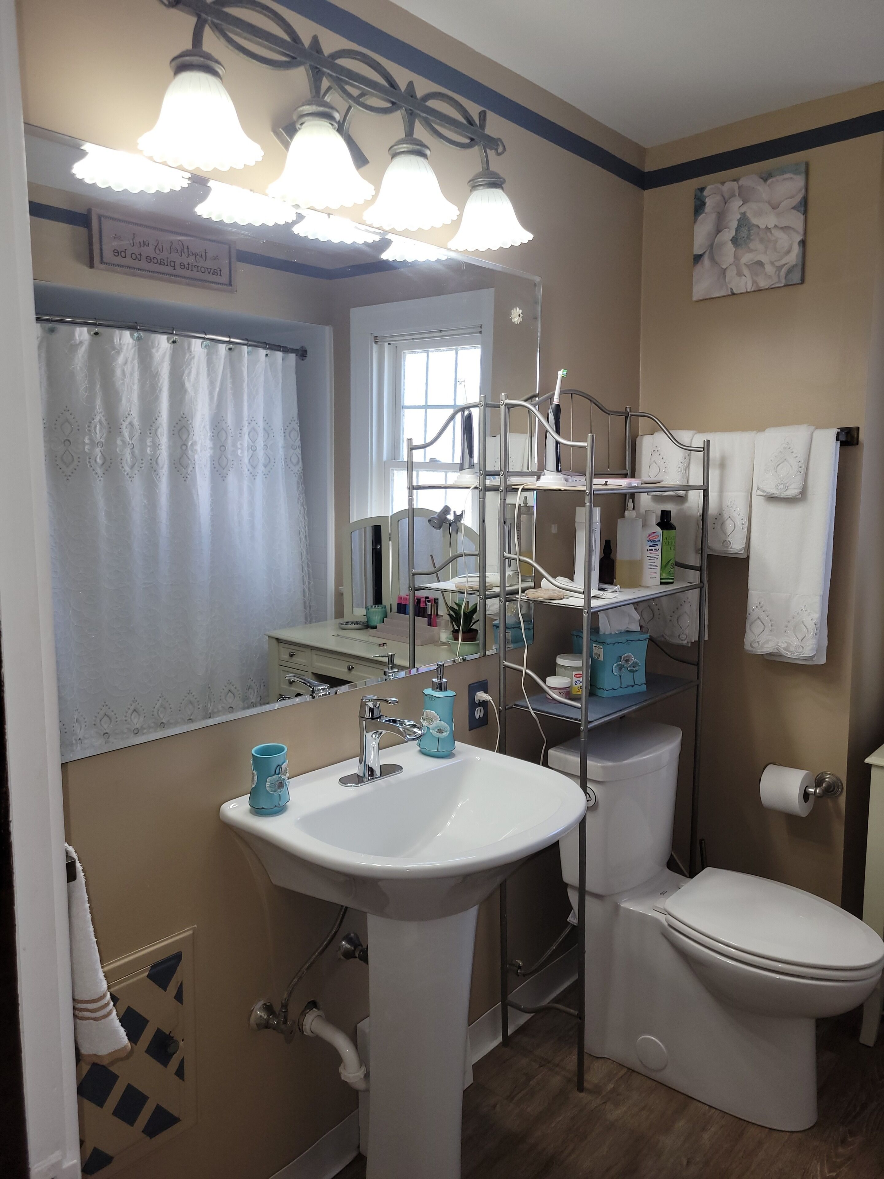 Secadora de cabello, toallas, jabón, papel de baño 