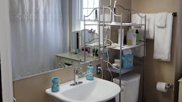Secadora de cabello, toallas, jabón, papel de baño