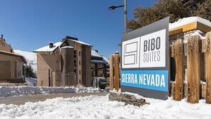Une enseigne pour Bibo Suites à Sierra Nevada, avec un sol recouvert de neige.