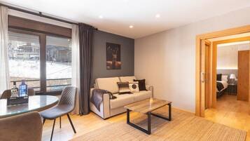 Appartamento, 1 camera da letto, vista montagna | Area soggiorno | TV a schermo piatto 40 pollici con canali digitali, pavimenti riscaldati