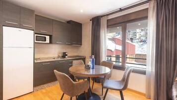 Apartemen, 1 kamar tidur, pemandangan gunung | Dapur pribadi | Lemari es, microwave, kompor, dan mesin pembuat kopi/teh
