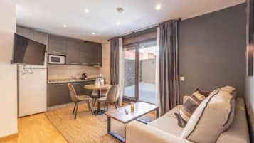 Economy Apartment | Private kitchen | Fridge, microwave, stovetop, coffee/tea maker