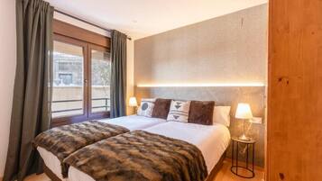 Apartemen, 1 kamar tidur, pemandangan gunung | 1 kamar tidur, selimut bulu angsa, tirai kedap cahaya, dan kedap suara