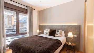 Apartment, 2 Bedrooms | Down comforters, blackout drapes, soundproofing, iron/ironing board