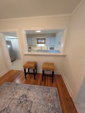 Interior - Charming Coastal Retreat in Willowbank near Downtown Georgetown (Georgetown)