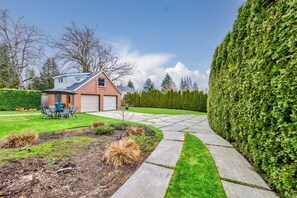 Interior detail - Joyful Kirkland Home, Near Beach, Hot Tub & AC (Kirkland)