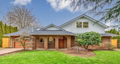 Joyful Kirkland Home, Near Beach, Hot Tub & AC