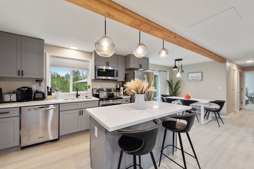 Joyful Kirkland Home, Near Beach, Hot Tub & AC