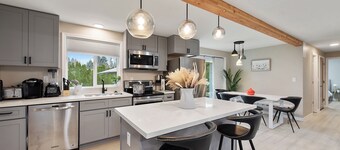 Joyful Kirkland Home, Near Beach, Hot Tub & AC