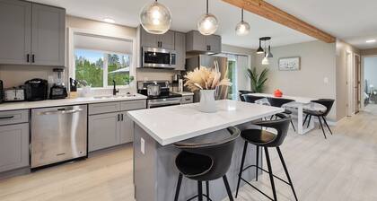 Joyful Kirkland Home, Near Beach, Hot Tub & AC