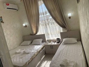 Phòng đôi hoặc 2 giường đơn tiện nghi đơn giản, quang cảnh thành phố | Bàn, màn/rèm cản sáng, bàn ủi/dụng cụ ủi quần áo 