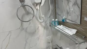 Habitación Confort con 1 cama matrimonial o 2 individuales, vista a la ciudad | Baño | Regadera, secadora de cabello, toallas, jabón