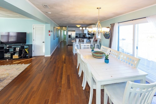 Salty Dog - 7 BR, Pool, Pet Friendly