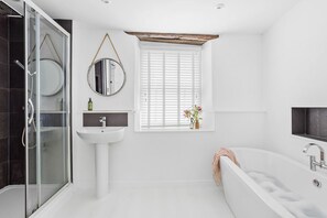 Haartrockner, Handtücher, Toilettenpapier