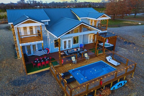 Cozy River Getaway W/ Heated Pool, Pool Table, Kayaks, Fishing | EV