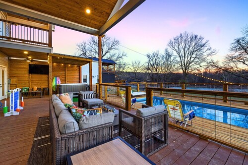 Cozy River Getaway W/ Heated Pool, Pool Table, Kayaks, Fishing | EV