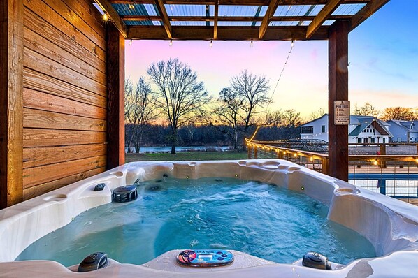 Outdoor spa tub - Cozy River Getaway W/ Heated Pool, Pool Table, Kayaks, Fishing | EV (Broken Bow)