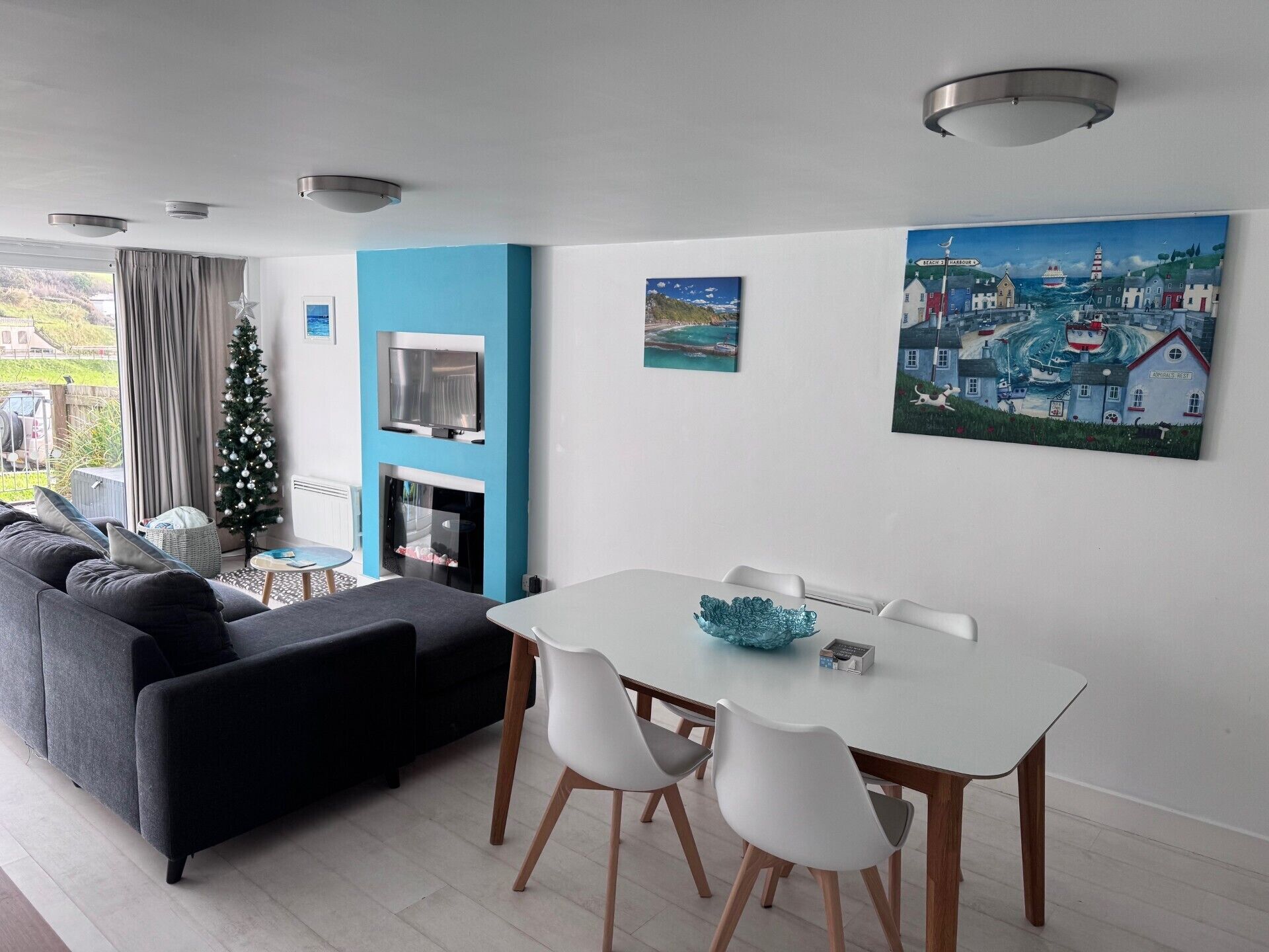 Smart TV, fireplace