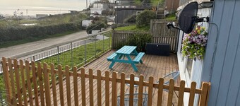 Minute walk to beach, sea view, enclosed terrace, dogs welcome, accessible