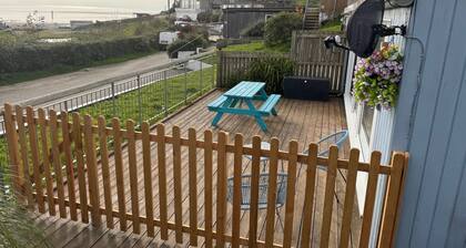 Minute walk to beach, sea view, enclosed terrace, dogs welcome, accessible