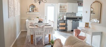 Peaceful Place a Charming 3-bedroom house with AC and WiFi in Fort Myers