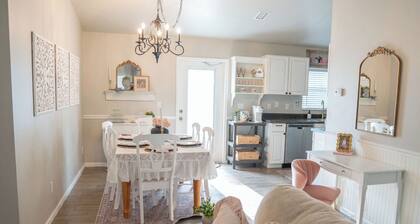 Peaceful Place a Charming 3-bedroom house with AC and WiFi in Fort Myers