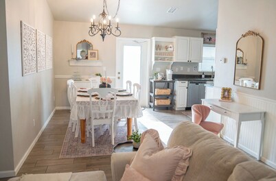 Peaceful Place a Charming 3-bedroom house with AC and WiFi in Fort Myers